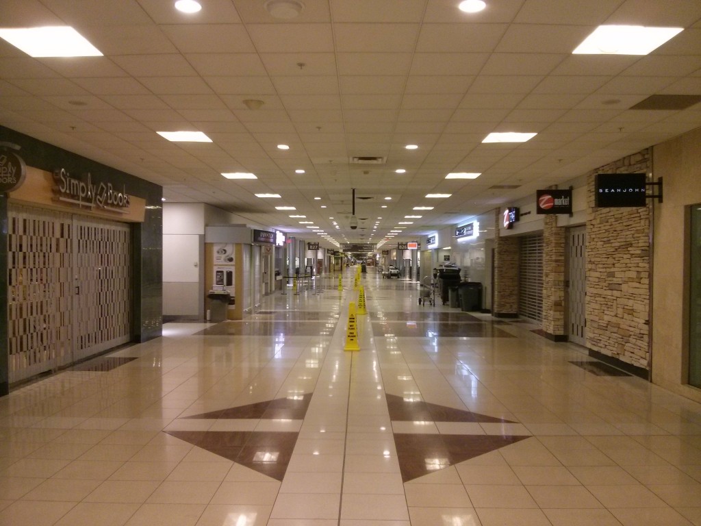 Such emptiness... being in airports at night is spooky!