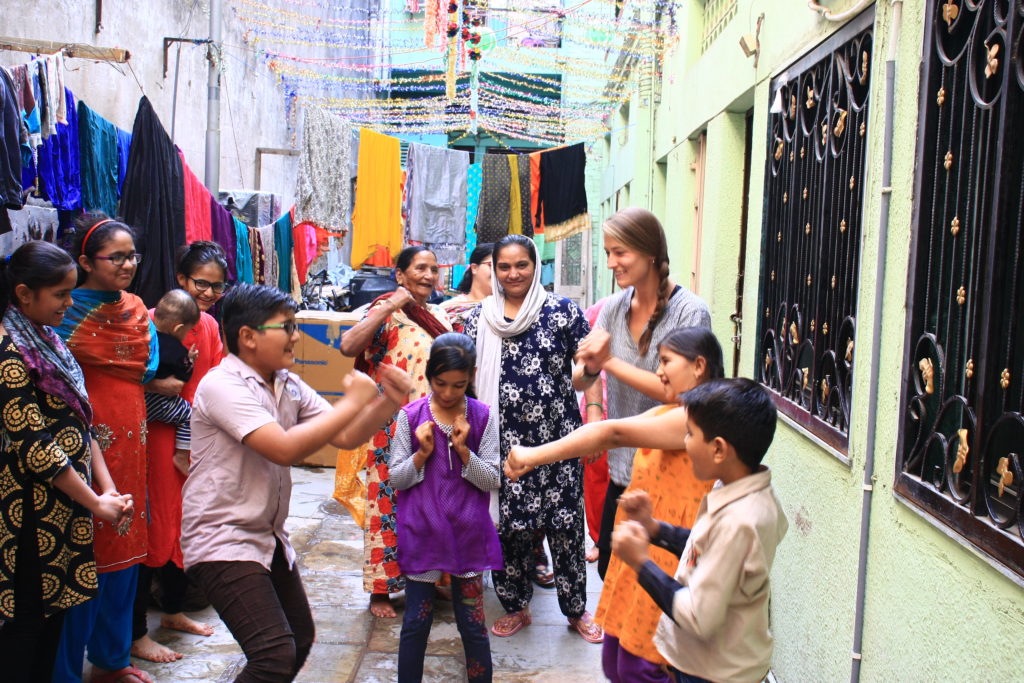 Audrey dansant avec nos hôtes, Ahmedabad, Inde