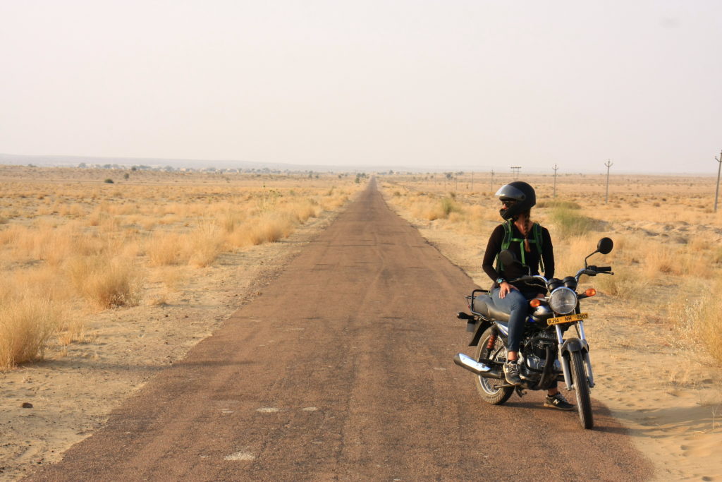 Audrey en moto dans le désert, Sam, Rajasthan, Inde