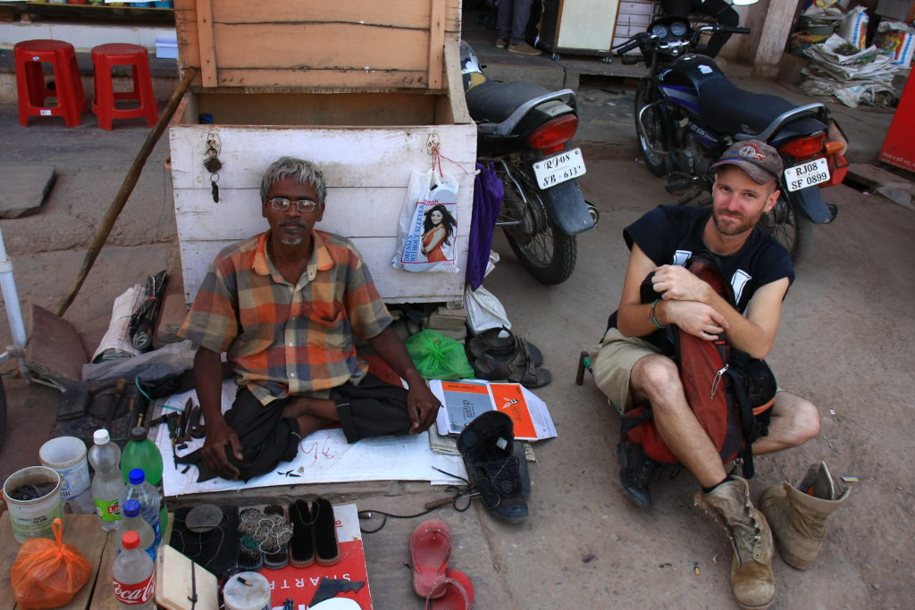 Moi avec un cordonnier de rue, Bundi, Rajasthan, Inde