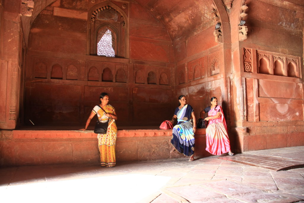 Touristes indiennes dans le Fort Rouge, Agra, Inde