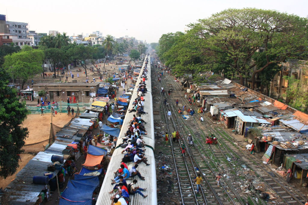 Train passant à Dacca, Bangladesh