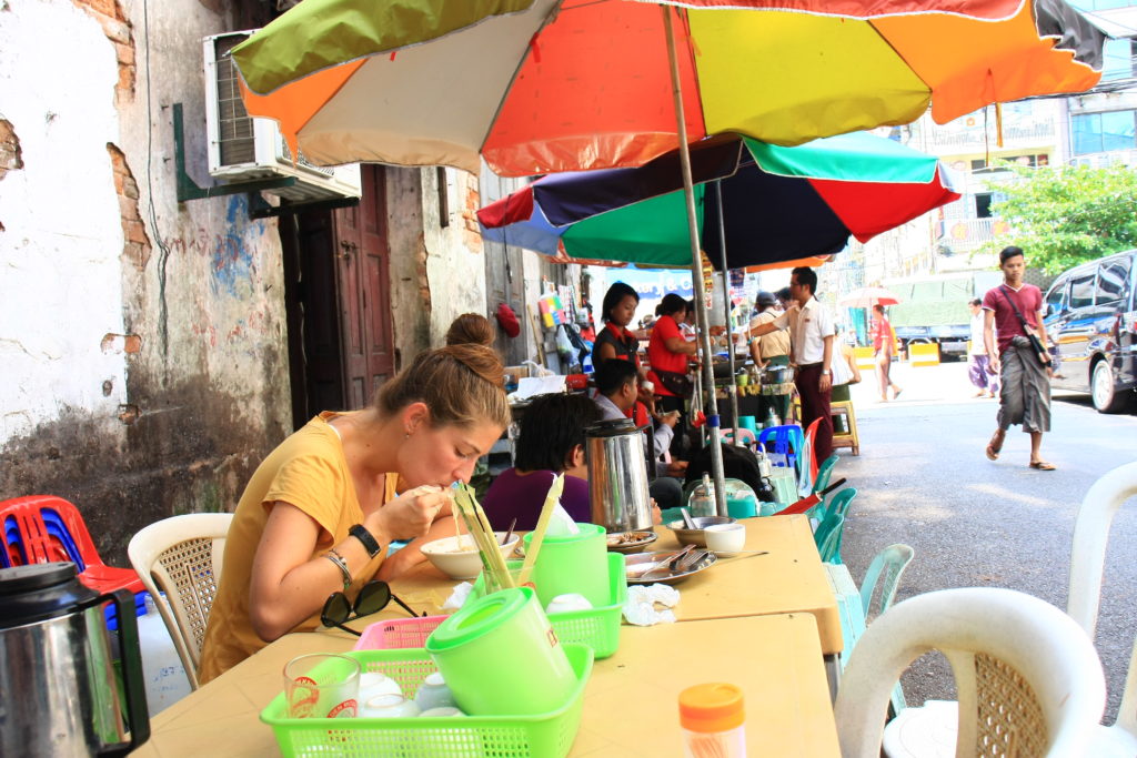 Repas dans une cuisine de rue, Rangoun, Myanmar