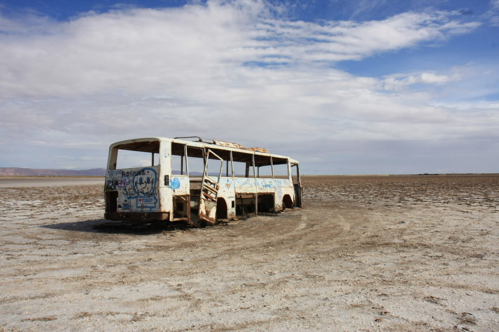 Bus abandonné dans le désert