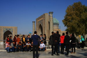 Ouzbèkes posant devant le Registan