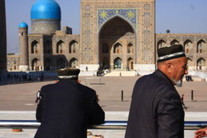 Deux ouzbèkes contemplant le Registan
