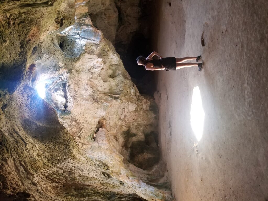 Dans une caverne