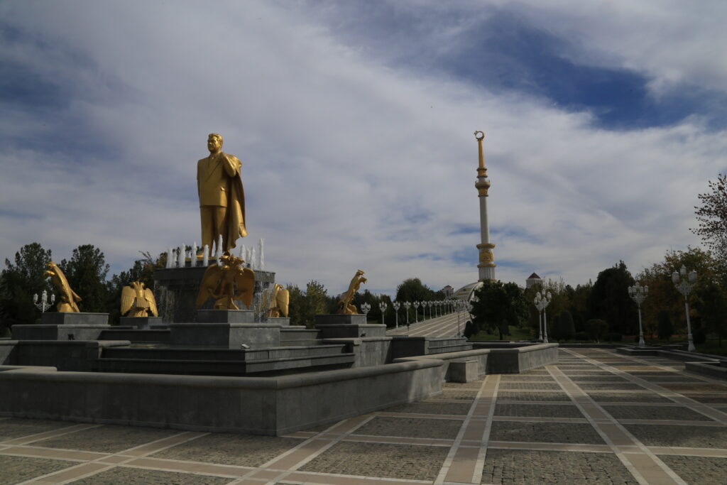 Le monument de l’indépendance à Ashgabat