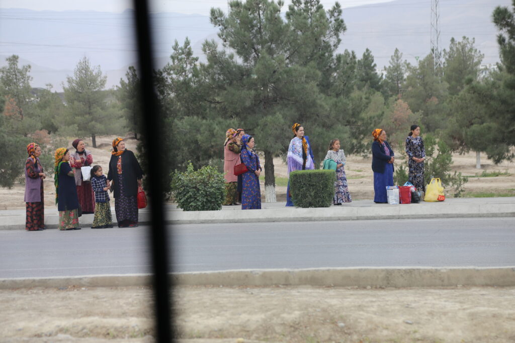 Des femmes turkmènes attendant l’autobus