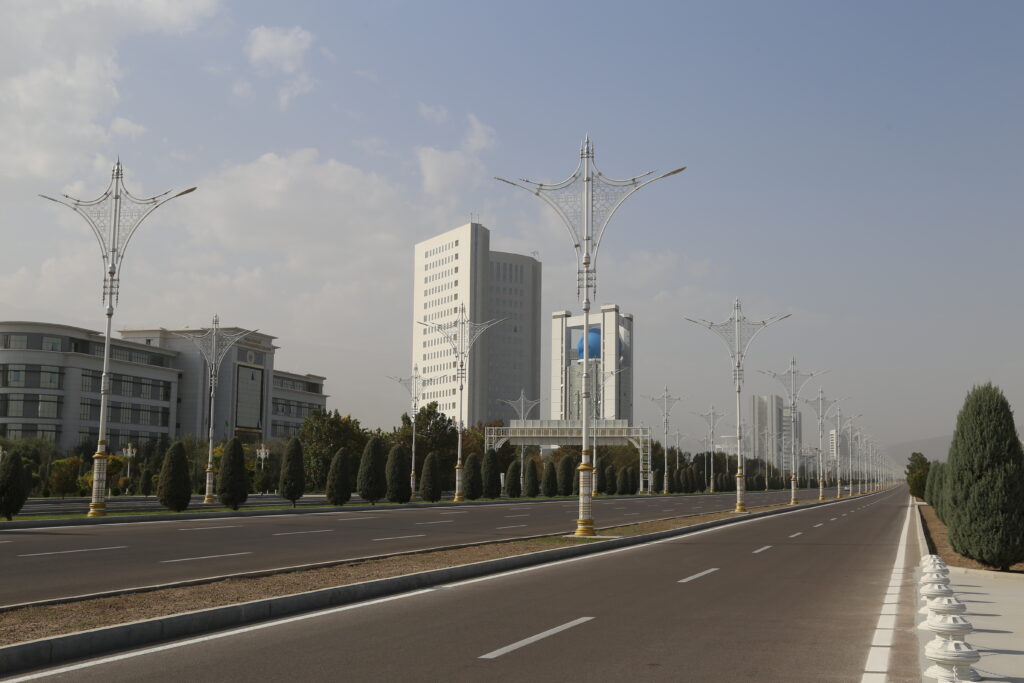 Grand boulevard de ministères à Ashgabat
