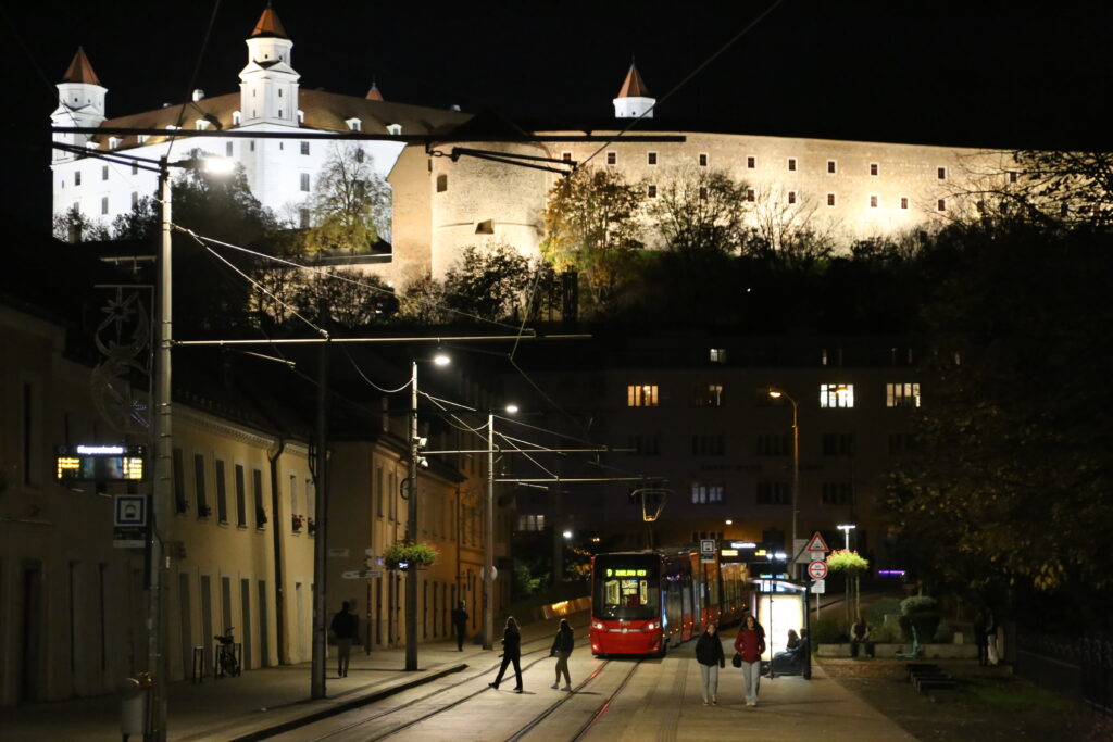 Tramway et chateau la nuit à Bratislava
