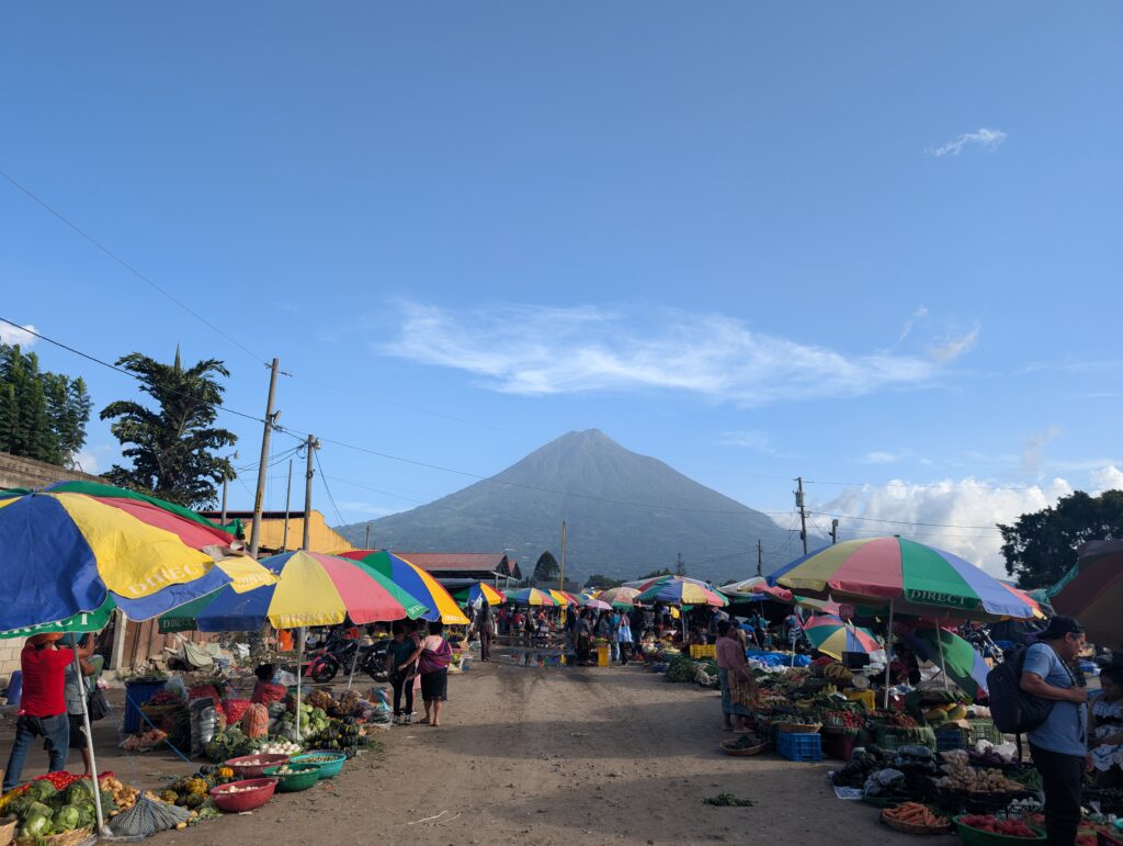 Antigua – volcan et marché